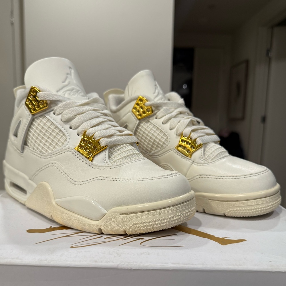 2024
Wmns Air Jordan 4 Retro 'Metallic Gold'